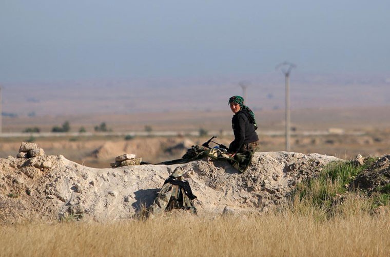  Liên minh nổi dậy Syria mới thành lập mang tên Lực lượng Dân chủ Syria (SDF) bao gồm các chiến binh Lực lượng Phòng vệ Nhân dân người Kurd (YPG), một nhóm người Assyria và một loạt các nhóm Ả-rập. Ảnh: Một nữ chiến binh SDF đang đứng ở một đồn kiểm soát ở căn cứ Trung đoàn 121 sau khi giành được nơi này từ phiến quân IS ở thị trấn al-Melabiyyah, nam thành phố Hasaka.